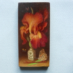 Peinture d'un iris rouge avec un papillon sur fond sombre
