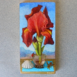 Peinture d'un iris rouge dans un petit verre transparent, sur fond de paysage