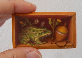 Petit peinture en trompe l oeil representant une grenouille dans une boite