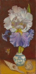 Nature morte d'iris bleu et blanc dans un flacon de porcelaine de Chine